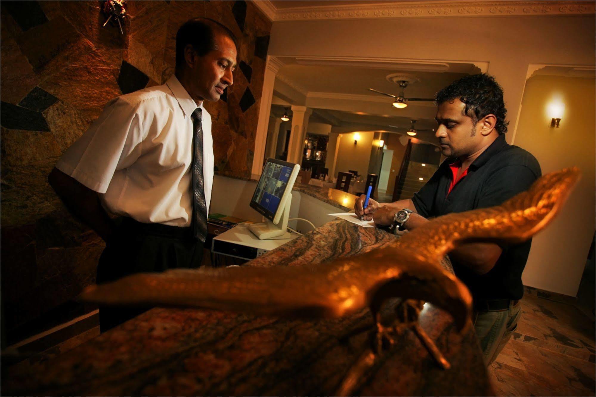 Hotel Travellers Nest Kandy Zewnętrze zdjęcie